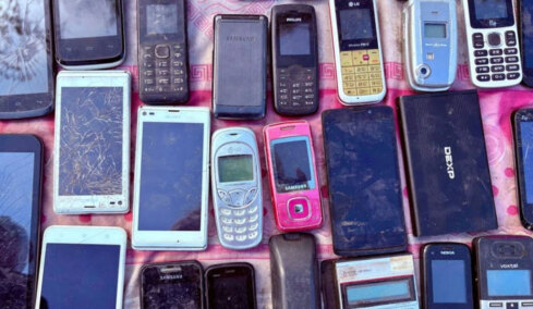 Παρήγγειλε κινητά πριν από τον πόλεμο και τα παρέλαβε 16 χρόνια μετά (vid)