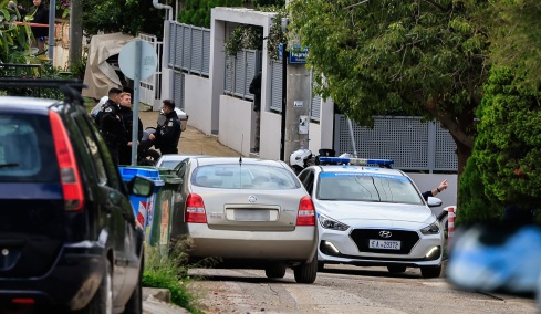 Το 2014 δολοφόνησε τη μητέρα του, σήμερα τον πατέρα του: «Θα σκοτώσω και τα αδέρφια μου» φώναζε στους αστυνομικούς
