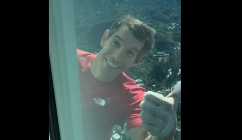 Χαμογελαστός ο αναρριχητής, χαιρετάει τον κόσμο που τον παρακολουθεί μέσα από τον ουρανοξύστη στην Ταϊβάν, δείτε βίντεο 