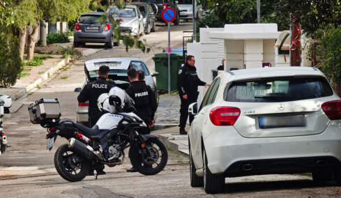 Νεκρός άνδρας σε πορτ παγκάζ αυτοκινήτου στη Γλυφάδα - Συνελήφθη ο γιος του, είχε σκοτώσει και τη μητέρα του το 2014