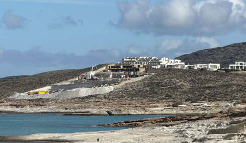 Συνεχίζεται κανονικά το οικολογικό έγκλημα στον Μύτακα της Μήλου: Δείτε βίντεο με το πεντάστερο White Coast