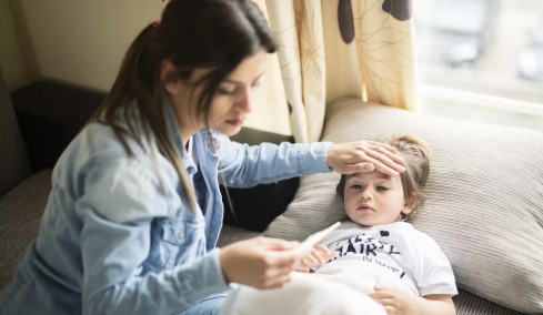 Γιατί φέτος η γρίπη «τσακίζει» τα παιδιά – Ποιες μέρες είναι επικίνδυνες για επιπλοκές
