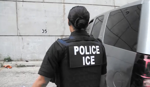 Τι είναι η ICE, η αστυνομία του Τραμπ που έχει προκαλέσει το χάος στις ΗΠΑ: Πότε μπορούν οι πράκτορες να πυροβολήσουν 