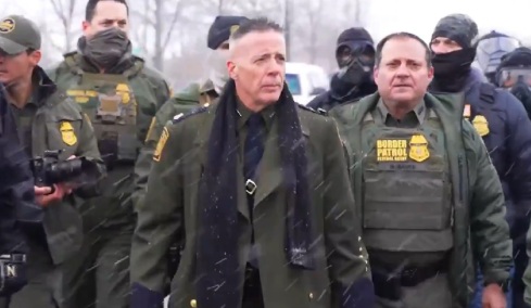 Γκρεγκ Μποβίνο: Γιος Ιταλών μεταναστών ο μπροστάρης της εκστρατείας απελάσεων του Τραμπ με το παλτό που θυμίζει SS και έμπνευση από τον Τζακ Νίκολσον