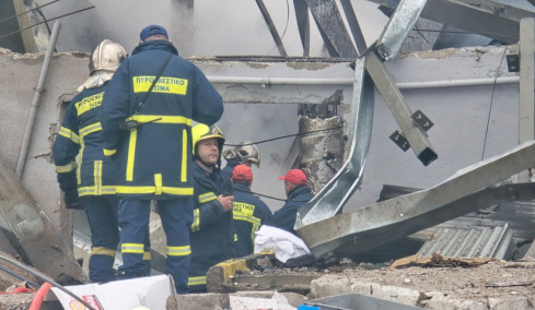 Τρεις γυναίκες νεκρές από τη μεγάλη φωτιά στο εργοστάσιο της Βιολάντα στα Τρίκαλα
