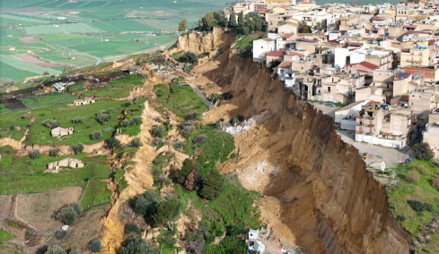 Πάνω από 1.000 άνθρωποι εγκατέλειψαν τα σπίτια τους εξαιτίας κατολίσθησης στη Σικελία, δείτε βίντεο
