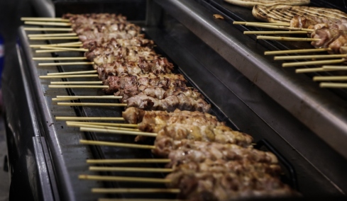 Γνωστός σουβλατζής της Δραπετσώνας συνελήφθη για διακίνηση ναρκωτικών: Προμήθευε άτομα εντός του ψητοπωλείου