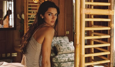 Kendall Jenner: Ποζάρει γυμνή στο Instagram μετά την άρνηση για πλαστικές επεμβάσεις
