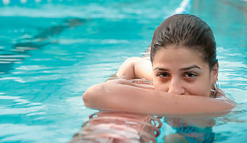 Η ιστορία της Σάρας που έφτασε στη Λέσβο κολυμπώντας και έγινε ταινία