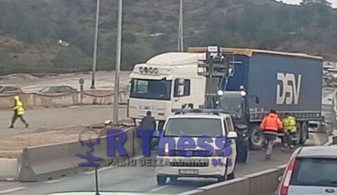 Δίπλωσε νταλίκα στον Περιφερειακό της Θεσσαλονίκης: Έκλεισε το ρεύμα προς τα δυτικά