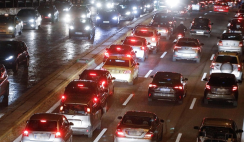 Ουρές χιλιομέτρων στην Κηφισίας και στον Κηφισό μετά από τροχαία και φωτιά σε όχημα