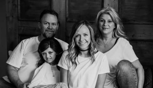 Όταν μπήκε να καθαρίσει το δωμάτιο της κόρης της χρόνια μετά τον θάνατό της, την περίμενε ένα «δώρο»
