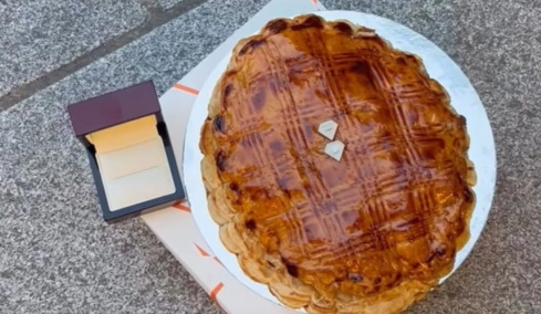 Έκοψαν το γλυκό και βρήκαν διαμάντι 500 ευρώ: «Το περάσαμε για αστείο»