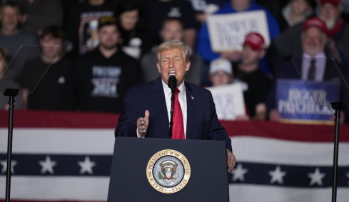 Τραμπ: Μεγάλη αμερικανική ναυτική δύναμη κινείται προς το Ιράν, ο χρόνος τελειώνει