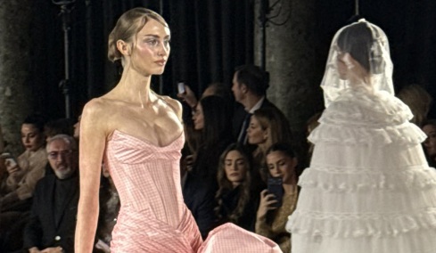 Σήλια Κριθαριώτη: Η νέα συλλογή της παρουσιάστηκε στην Εβδομάδα Μόδας του Παρισιού και είχε αέρα «Old Hollywood» - Εικόνες