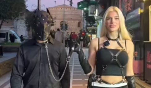 Θεσσαλονίκη: Μοντέλο του Only Fans βγάζει τον σύντροφό της βόλτα με λουρί και μάσκα σε παραλία και Ναυαρίνου, δείτε βίντεο