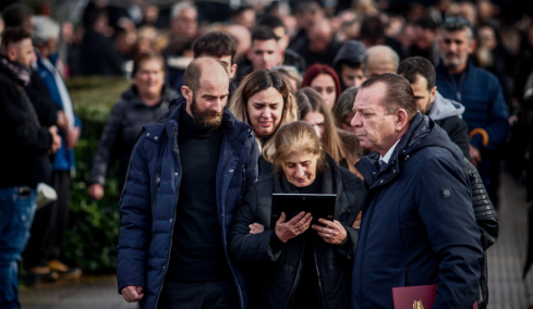 «Η φωτιά δεν μπόρεσε να κάψει αυτό που ήσουν»: Θρήνος στις κηδείες τριών θυμάτων της τραγωδίας στην Βιολάντα