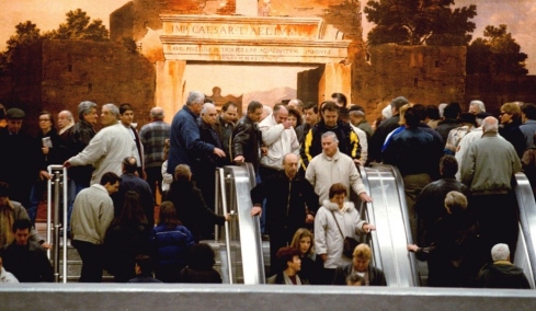 26 χρόνια από τα εγκαίνια του μετρό της Αθήνας: Οι διάσημοι, το πάρτι στο Σύνταγμα και η κοσμοσυρροή