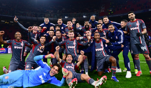 Ο Ολυμπιακός πέρασε στα playoffs του Champions League με διπλό στον Άγιαξ και ετοιμάζεται για Αταλάντα ή Λεβερκούζεν: Το πάρτι στα αποδυτήρια και το «πάμε Ολυμπιακάρα» του Έσε