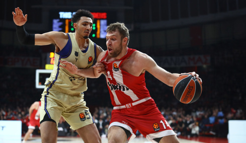 Ολυμπιακός - Μπαρτσελόνα  68-68 (Δ' περίοδος): Μάχη πόντο πόντο στο ΣΕΦ, Live 