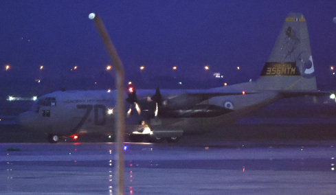 Στη Θεσσαλονίκη το C-130 με τις σορούς των επτά οπαδών του ΠΑΟΚ που σκοτώθηκαν στη Ρουμανία - Συγκίνηση στο τρισάγιο στην Τιμισοάρα