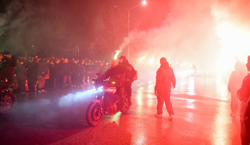 Στην Τούμπα συνοδεία μοτοπορείας οι επτά σοροί των οπαδών του ΠΑΟΚ, το συγκλονιστικό «αντίο» με συνθήματα και καπνογόνα
