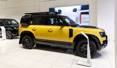 Το μοναδικό Land Rover Defender Trophy στην Spanos Luxury Cars
