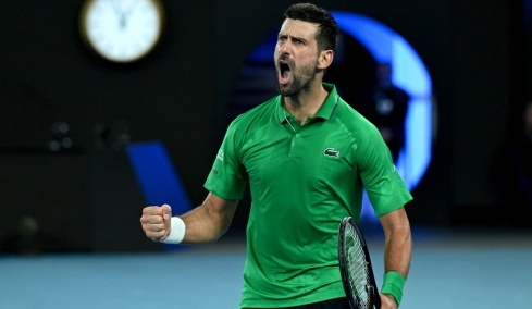 Τεράστιος Τζόκοβιτς «αποκαθήλωσε» τον Σίνερ και οδεύει στα 38 του προς τον 11ο τίτλο του στο Australian Open
