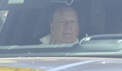 Nέα εμφάνιση του Μπρους Γουίλις, έκανε βόλτα με αυτοκίνητο στην Καλιφόρνια