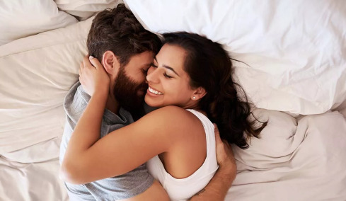 Σεξ: Μπορεί να μας κάνει πιο ευτυχισμένους; Τι λέει η επιστήμη για την οικειότητα και την ευτυχία
