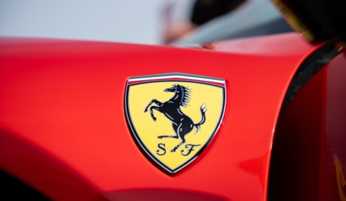 Φορολογικό μπλόκο σε εικονικό rent a car: Η Ferrari των 256.000 ευρώ, ο ΦΠΑ των 60.000 ευρώ και μια επιχείρηση… μικρού χώρου