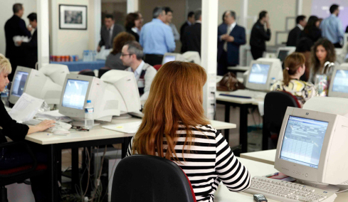 Έως και δύο μισθούς τον χρόνο κερδίζουν από σήμερα οι εργαζόμενοι στον ιδιωτικό τομέα, πώς διαφοροποιείται το όφελος ανά ηλικία και παιδιά