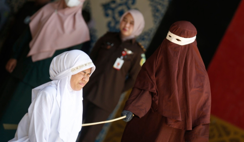 Βαρβαρότητα στην Ινδονησία: Παράνομο ζευγάρι τιμωρήθηκε με 140 ραβδισμούς, λιποθύμησε η γυναίκα, δείτε φωτογραφίες