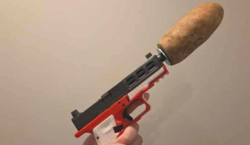 Πολίτης κατοχύρωσε νόμιμα σιγαστήρα από… πατάτα: Πώς τον ενέκρινε η αρμόδια αρχή; (vid)