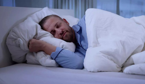 Γλαύκωμα: Μπορεί ο ύπνος χωρίς μαξιλάρια να μειώσει την πίεση στα μάτια; Έρευνα απαντά
