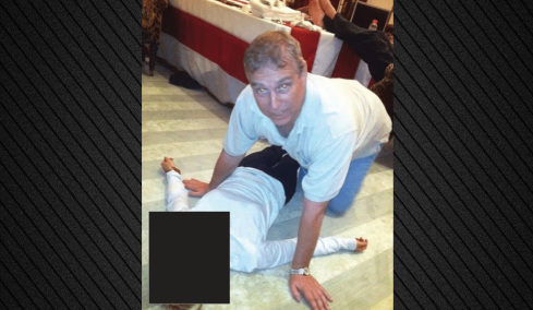 Νέα έγγραφα Έπσταϊν: Φωτογραφίες δείχνουν τον πρίγκιπα Άντριου πάνω από γυναίκα που είναι ξαπλωμένη στο πάτωμα