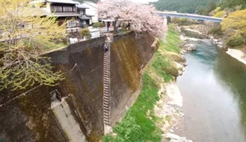 «Δεν κατεβαίνεις από εκεί»: Η «πιο τρομακτική σκάλα» της Ιαπωνίας προκαλεί ίλιγγο (vid)