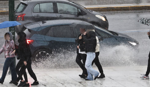 Ήχησε το 112 σε πέντε περιοχές της δυτικής Ελλάδας για την κακοκαιρία, θα «χτυπήσει» την Αττική σε δύο φάσεις, live η πορεία της