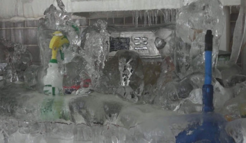 Καναδάς: Διαμέρισμα μετατράπηκε σε «παγωμένο παλάτι» όταν έκλεισαν τη θέρμανση για οικονομία (vid)