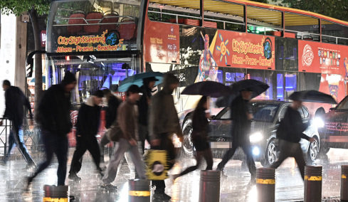 Μετά τα μεσάνυχτα θα χτυπήσουν οι βροχές την Αττική, οι περιοχές που μπήκαν σε Red Code - Live χάρτης με την εξέλιξη της κακοκαιρίας