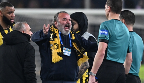 Ο Μάριος Ηλιόπουλος μπήκε στο γήπεδο για να παραπονεθεί στον διαιτητή του ντέρμπι