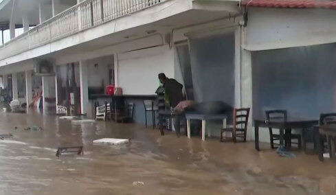 Πλημμύρισε ο Αγιόκαμπος στη Λάρισα, δρόμοι και θάλασσα έγιναν ένα από ρέμα που υπερχείλισε - Δείτε βίντεο
