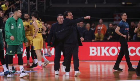 Έξαλλος με τους διαιτητές ο Αταμάν στο Αλεξάνδρειο: Εισέβαλε διαμαρτυρόμενος στο παρκέ και αποβλήθηκε, βίντεο