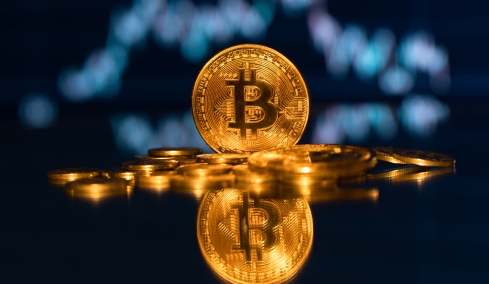 Συνεχίζεται η βουτιά στα crypto, κάτω από τα $70.000 υποχώρησε το Bitcoin