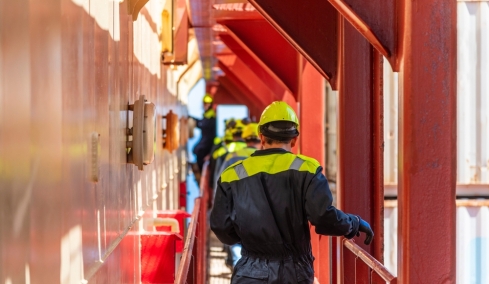 Μάστιγα η εγκατάλειψη πληρωμάτων: Ρεκόρ το 2025 με 6.223 ναυτικούς και τον «σκιώδη στόλο» στο επίκεντρο