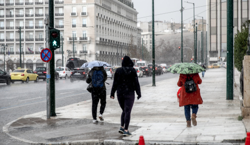 Ισχυρές βροχές, καταιγίδες και θυελλώδεις άνεμοι πλήττουν τη χώρα: Διαδοχικά μηνύματα από το 112, σταδιακή βελτίωση από Δευτέρα