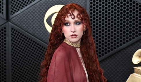 Τσάπελ Ρόαν: Η γυμνή εμφάνισή της στα Γκράμι προκάλεσε τουλάχιστον αμηχανία