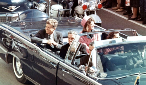 Βρέθηκε κρυφό φιλμ από τη δολοφονία Κένεντι: Η θεωρία των δύο σκοπευτών επιστρέφει μετά από 62 χρόνια