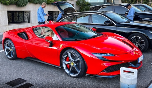 Ελλάδα: Τα κόλπα που έκανε για να πάρει πίσω 62.000€ από τη Ferrari που αγόρασε