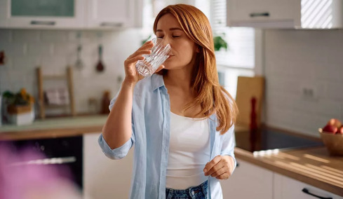 Το υγρό μυστικό για δυνατό μυαλό – Πώς βελτιώνει τη συγκέντρωση και μειώνει το στρες